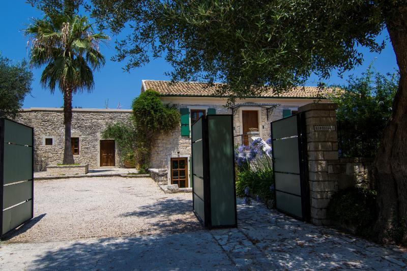 Kiparissi Kourtaiika Exterior foto